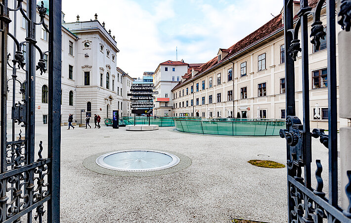 Blick in den Innenhof des Joanneumsviertels, links ist die Fassade der Neuen Galerie Graz, rechts die Fassade des Naturkundemuseums zu sehen. 
