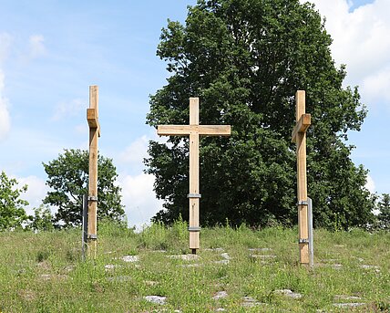 Three large crosses stand in the sculpture park. The possibility of hammering in a nail makes the artwork interactive. 