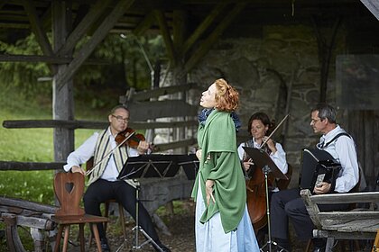 Die Sopranisitn Kerstin Grotrian und das Girardi Ensemble musizieren unter dem Vordach der Brechlhütte.