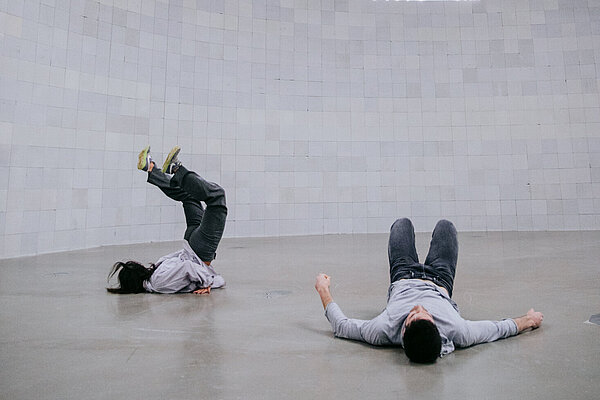 Tanzende Personen vor Sol LeWitt's Wall. Performed. Sol LeWitt war ein bekannter Konzeptkünstler, der für seine minimalistischen und konzeptuellen Arbeiten bekannt war.