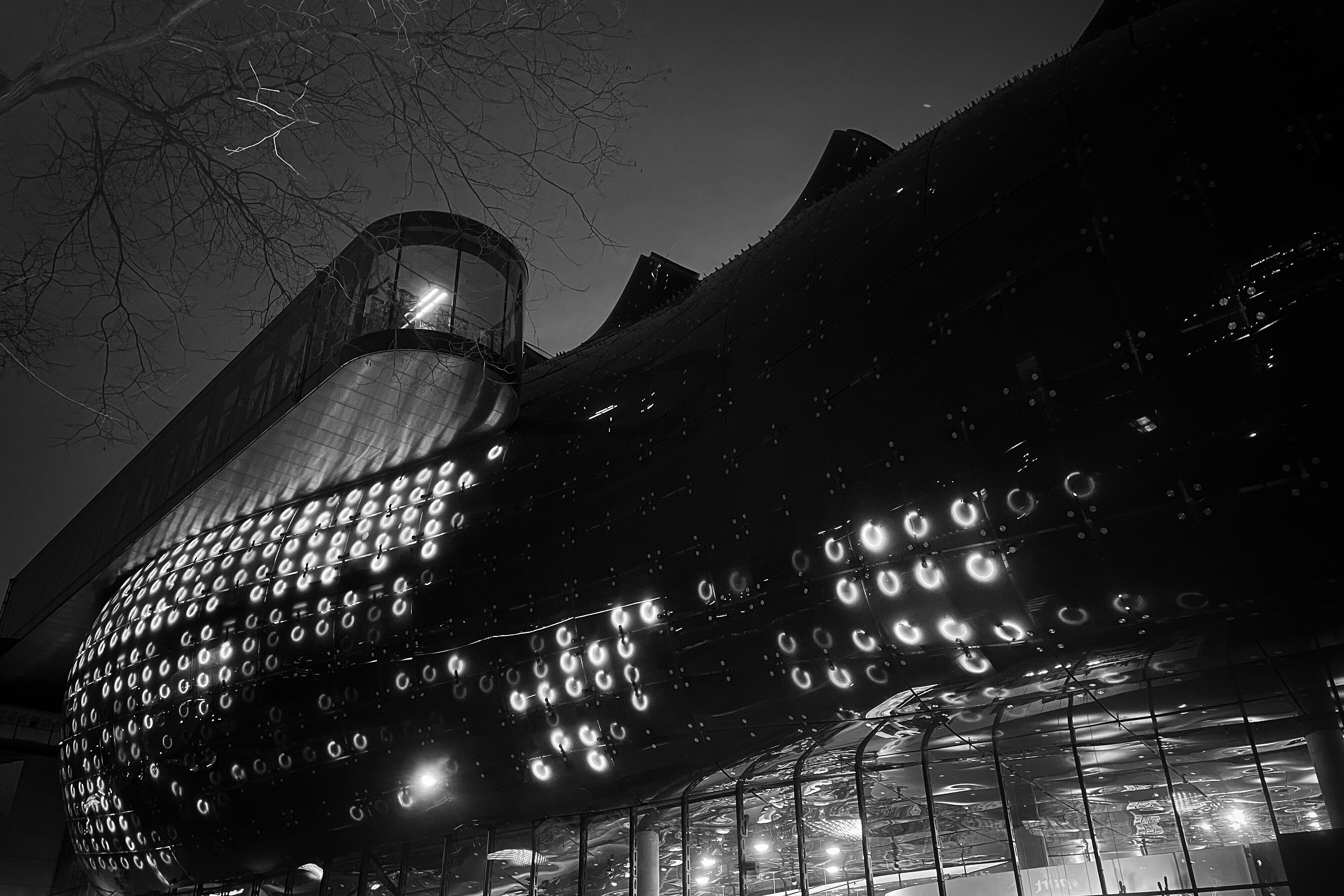 Ein schwarz-weiß Foto der BIX-Medienfassade.
