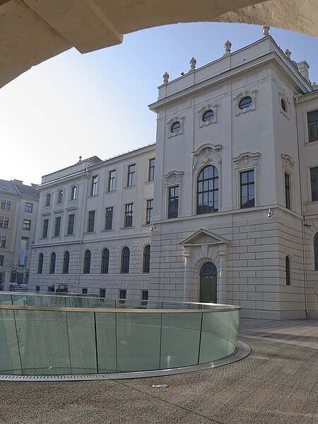 Blick vom Durchgang zum Lesliehof in Richtung Joanneumsviertelplatz