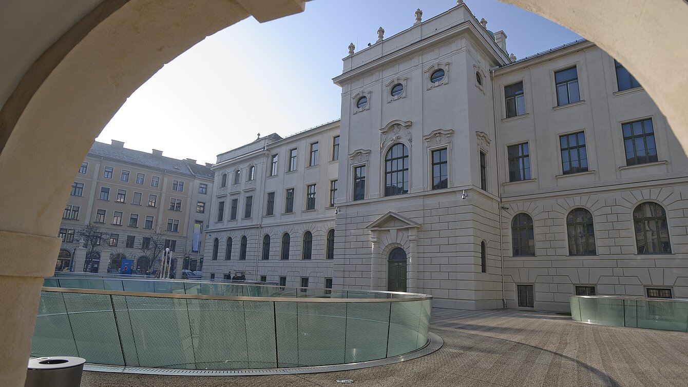 Blick vom Durchgang zum Lesliehof in Richtung Joanneumsviertelplatz