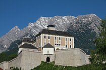 Schloss Trautenfels vor dem Grimming bei blauem Himmel