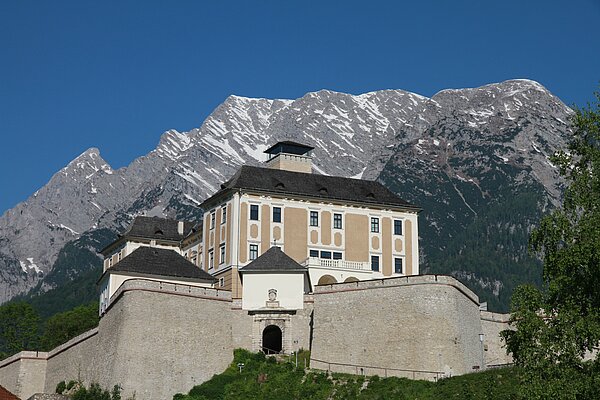 Schloss Trautenfels vor dem Grimming bei blauem Himmel