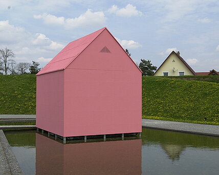 A small pink detached house stands by the water lily pond next to the Berggartencafé. Accessible via a footbridge, three projections can be viewed inside. 