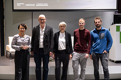 Gruppenfoto mit Andreja Hribernik (Direktorin Kunsthaus Graz), Mathias Kessler (Künstler), Katia Huemer (Kuratorin Kunsthaus Graz), Konstantin Mack (Ethnologe) und Josh Follak (Velofood)