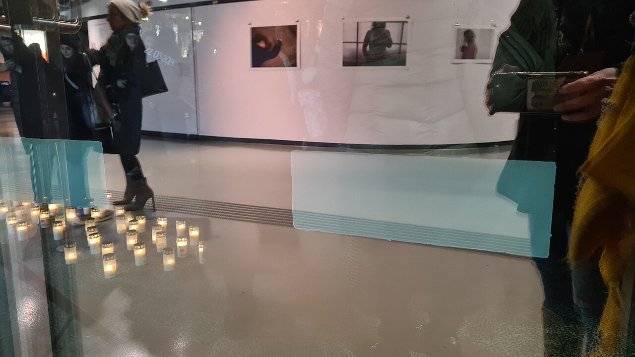 Blick in das Foyer, Kunsthaus Graz mit Spiegelung des Kerzenlichts