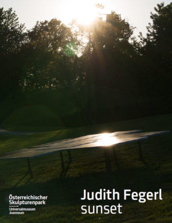 Titelbild der Publikation zum Artist in Residence Projekt 2021 von Judith Fegerl. Sonne scheint durch die Bäume des Skulpturenparks und spiegeln sich auf der Skulptur aus Solarpaneelen wider. 