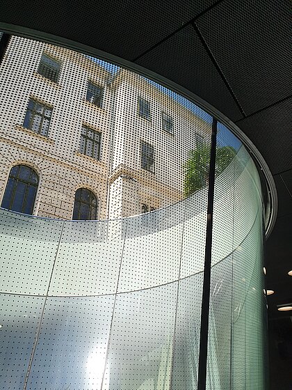 Blick aus dem architektonischem Glastrichter im Auditorium auf den Joanneumsviertelplatz.