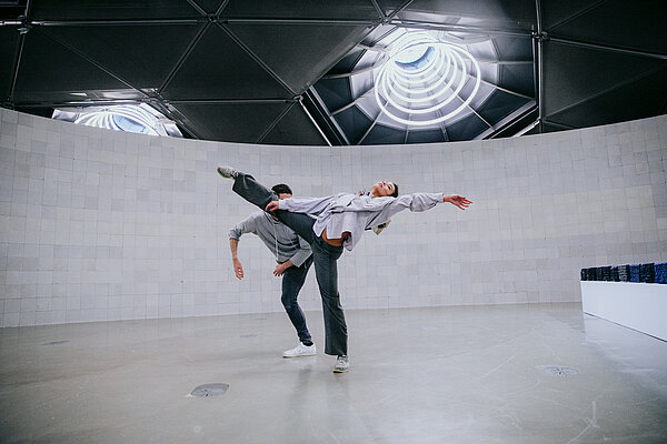 Tanzende Personen vor Sol LeWitt's Wall. Performed. Sol LeWitt war ein bekannter Konzeptkünstler, der für seine minimalistischen und konzeptuellen Arbeiten bekannt war.