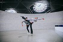 Tanzende Personen vor Sol LeWitt's Wall. Performed. Sol LeWitt war ein bekannter Konzeptkünstler, der für seine minimalistischen und konzeptuellen Arbeiten bekannt war.