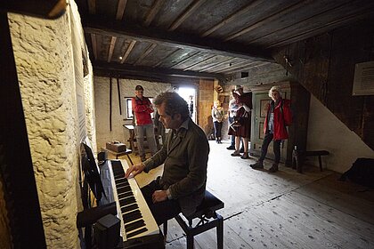Stefan Heckel am präparierten Klavier in der Labn des Geburtshauses