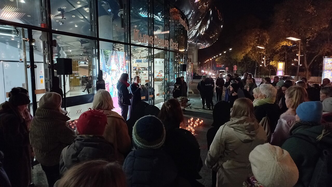 Gedenken für Femizidopfer vor dem Kunsthaus Graz