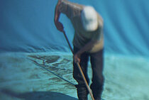 Nojus Drąsutis, The Pool Cleaners, Vilnius 2017 aus: Antje Ehmann, Harun Farocki, Eva Stotz, Eine Einstellung zur Arbeit / Labour in a Single Shot, 2011-

Filmstill