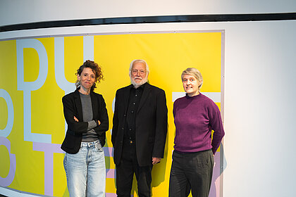 Gruppenbild mit Katrin Bucher Trantow, dem Künstler Peter Gerwin Hoffmann und der Kuratorin Katia Huemer