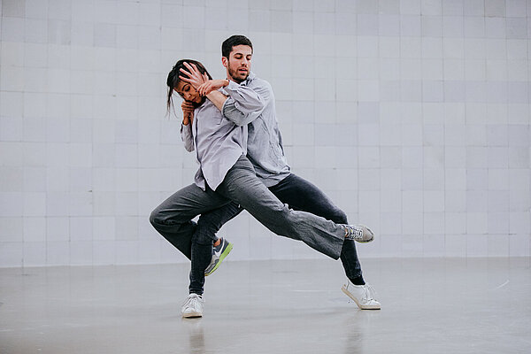 Tanzende Personen vor Sol LeWitt's Wall. Performed. Sol LeWitt war ein bekannter Konzeptkünstler, der für seine minimalistischen und konzeptuellen Arbeiten bekannt war.