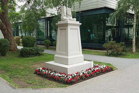 Anna Jermolaewa, MONUMENT TO A DESTROYED MONUMENT, 2016