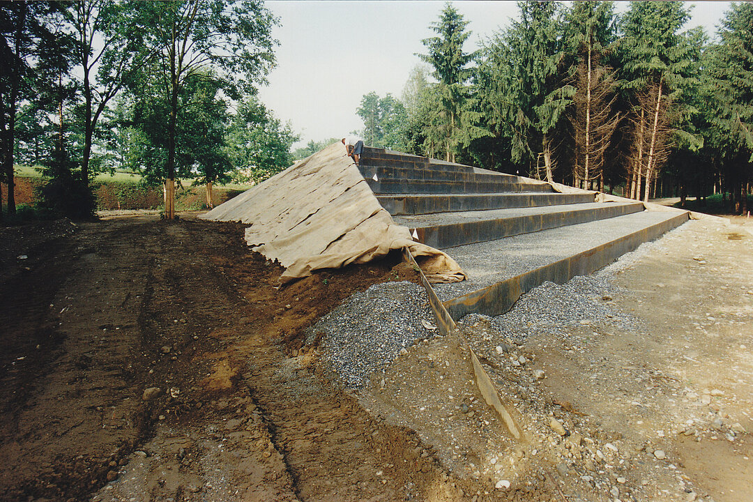 Hier ist der Bau der Treppen nahe dem Seerosenteich im Berggarten zu sehen.
