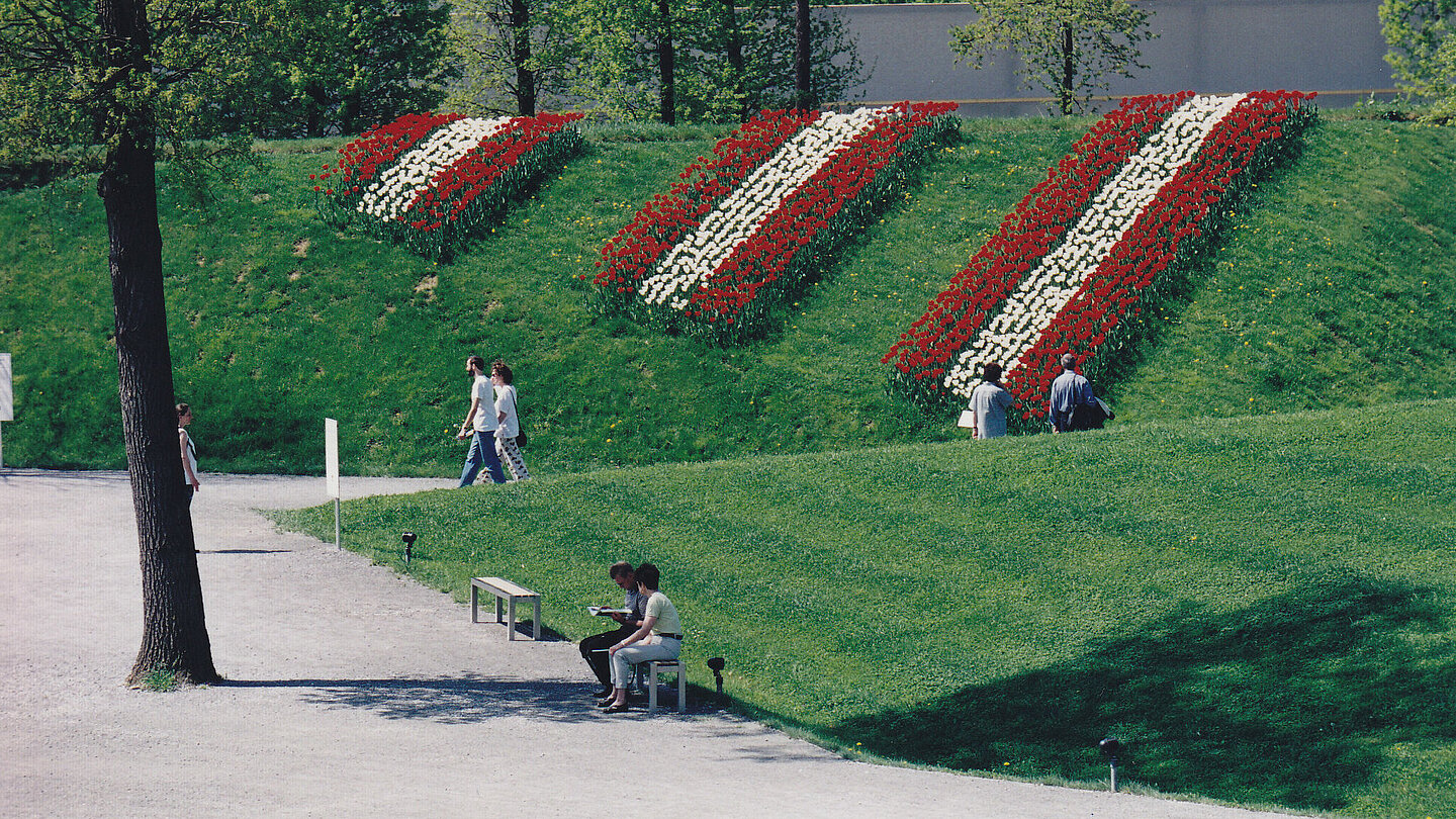 Besucher*innen auf dem Areal des heutigen Skulpturenparks während der Internationalen Gartenschau im Jahr 2000.