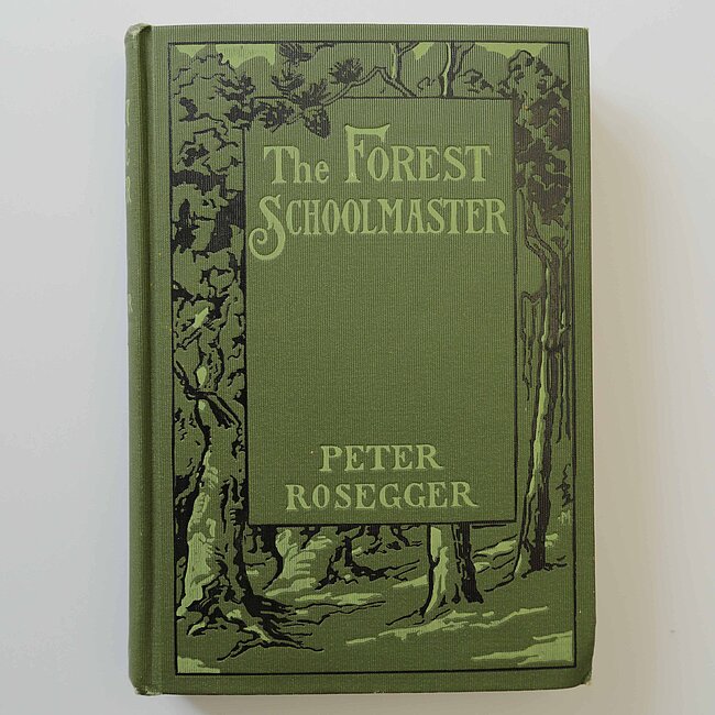 Englische Ausgabe des Buches "Die Schriften des Waldschulmeisters" in grünem Einband.