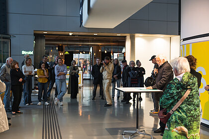 Eröffnung Peter Gerwinn Hofmann im Foyer des Kunsthaus Graz mit Publikum