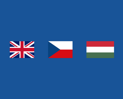 Die Britische, tschechische und ungarische Flagge vor blauem Hintergrund