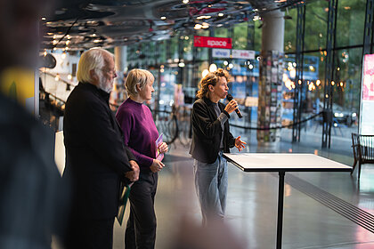 Eröffnungsrede mit dem Künstler Peter Gerwin Hoffmann, Kuratorin Katia Huemer und Chefkuratorin des Kunsthaus Graz Katrin Bucher Trantow 