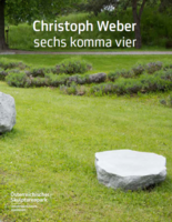 Titelbild der Publikation zum Artist in Residence Projekt 2021 von Christoph Weber. Es zeigt die mehrteilige Betonskulptur im Gelände des Skulpturenparks. 